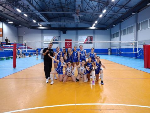 GENÇ KIZLAR FİNAL GRUBU İLK MAÇINDA SAHADAN 3-0 GALİP AYRILIYORUZ.