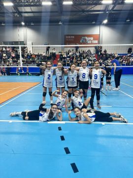 MİNİKLERİMİZ SAHAYA İNDİ.